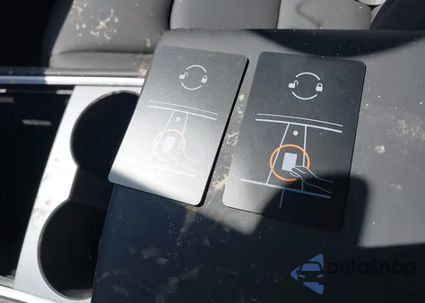 2024 Tesla Model Y Long Range Dual Motor All-Wheel Drive z USA, uszkodzony, nr VIN 7SAYGDEE2RA335897